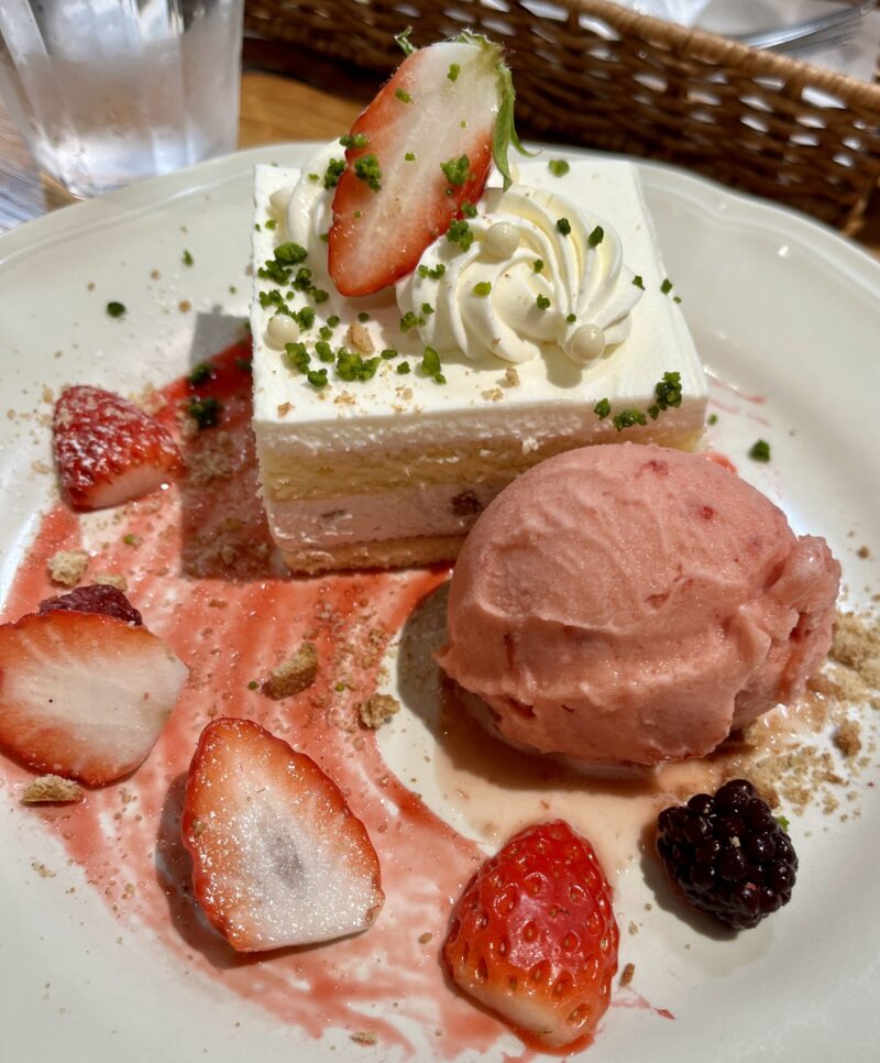 苺とアーモンドクランチのクリスマスケーキプレート』