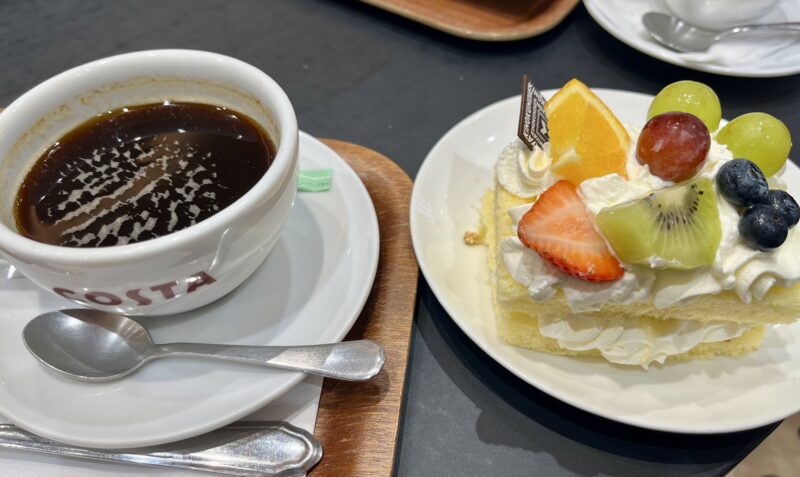 ケーキとホットコーヒー