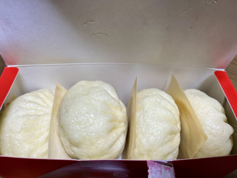 箱を開けたところ。551蓬莱の出来立て豚まんが4個並んでいる
