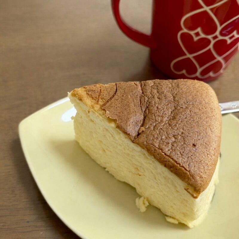 りくろーおじさんのチーズケーキをカットしておやつ時間に食べる前