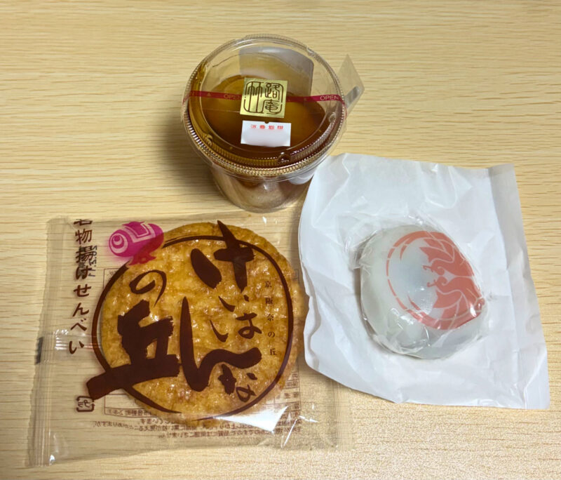 新歌舞伎座で買ったお土産（けいはんなの丘・焼きもち・みたらしだんご）