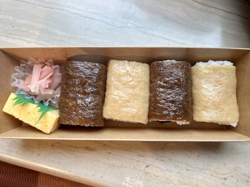 いなり寿司4個と玉子焼き・ガリが入ったお弁当（ロビーでさっと食べた幕間ごはん）。