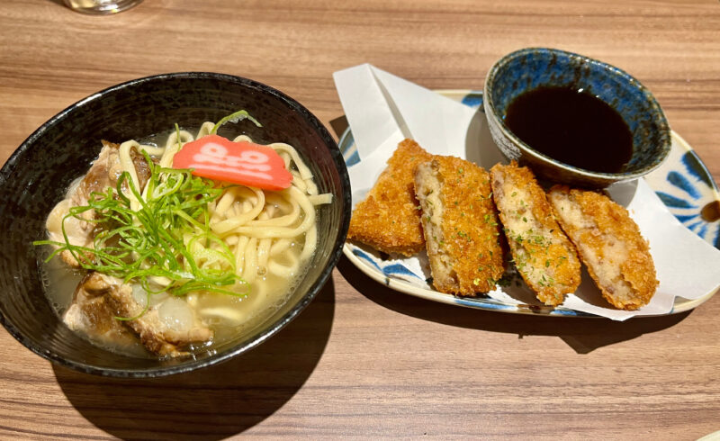 沖縄そば（ねぎと軟骨ソーキ入り）と、揚げ物（フライ）をソースで食べるセット。