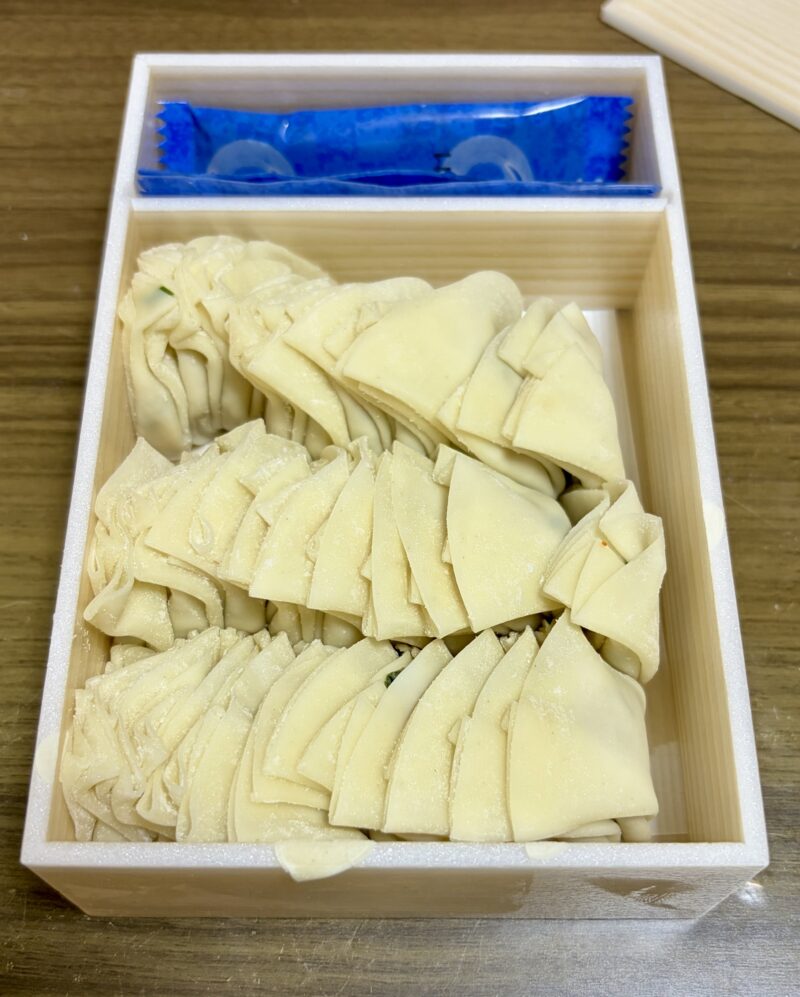 点天のひとくち餃子の箱を開けたところ。ひとくちサイズの餃子がぎっしり並んでいる