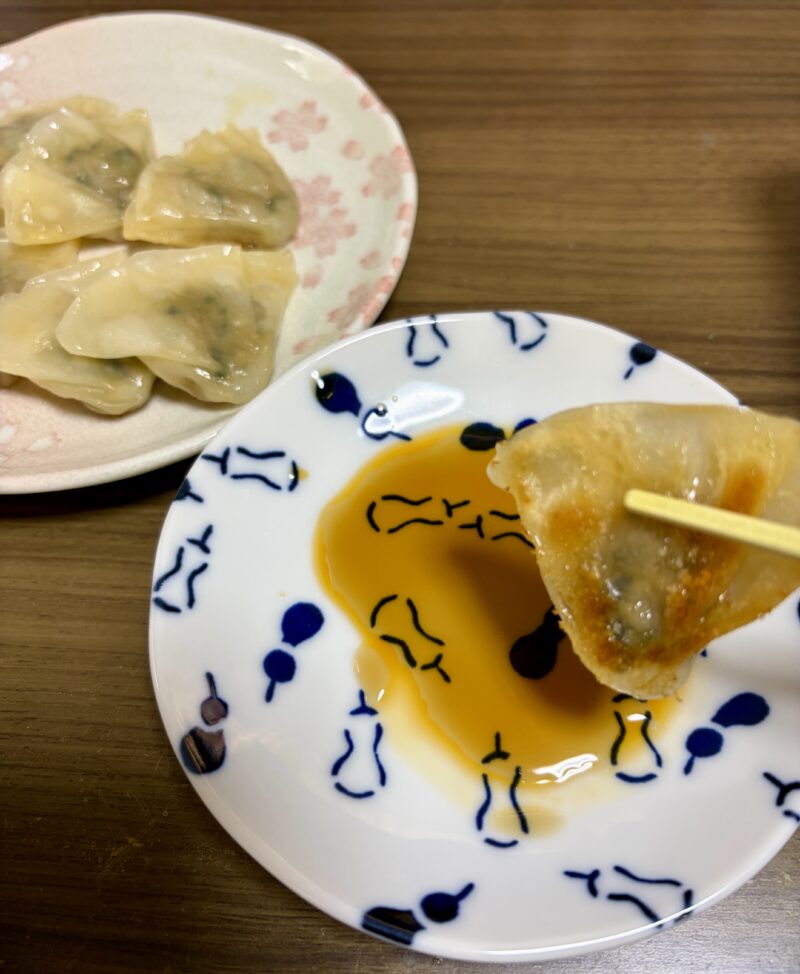点天のひとくち餃子を焼いて実食。カリッと焼き色がついたひとくちサイズの餃子