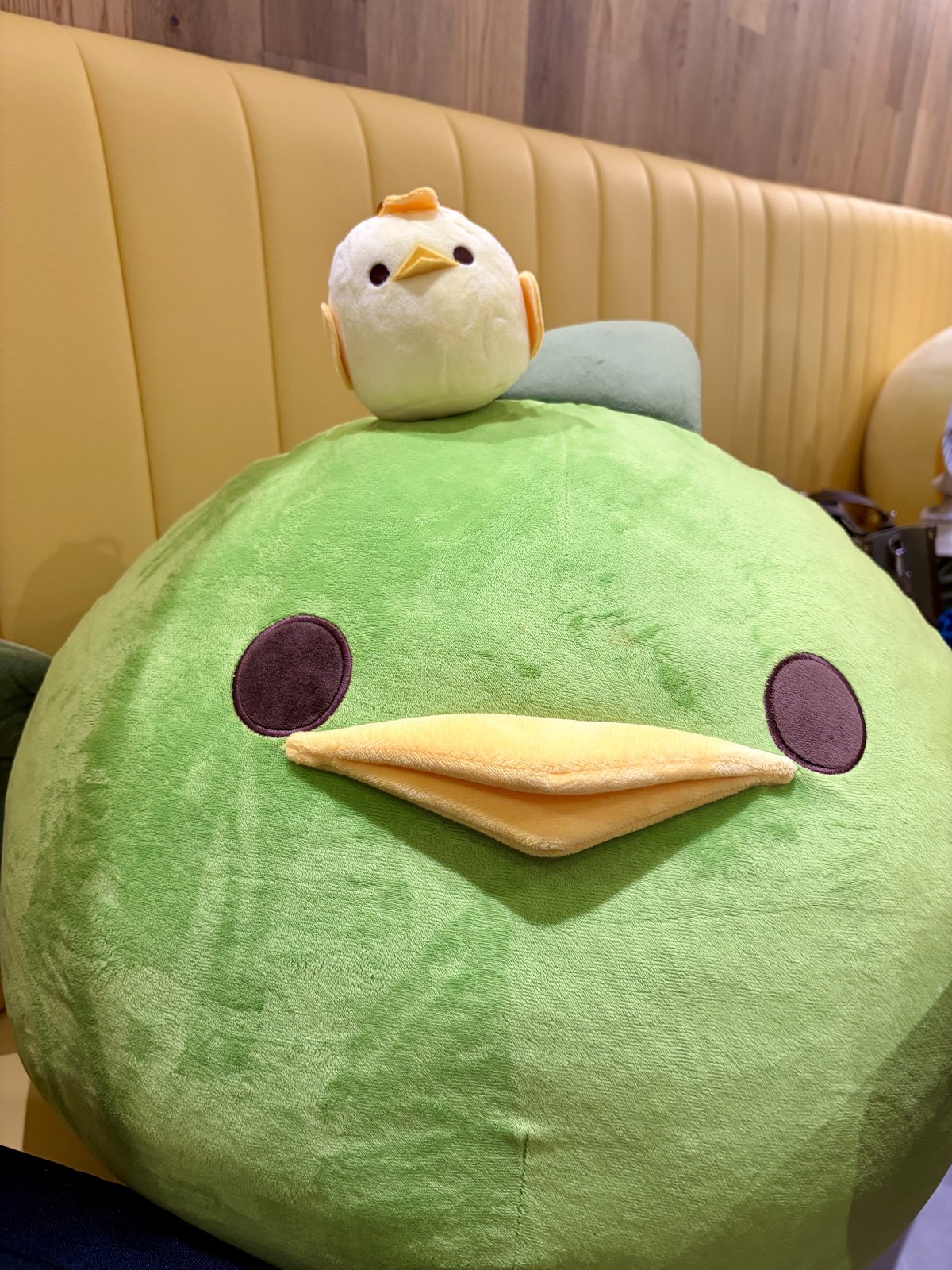 ぴよりんvillage店内の大きな緑のぴよりんぬいぐるみ