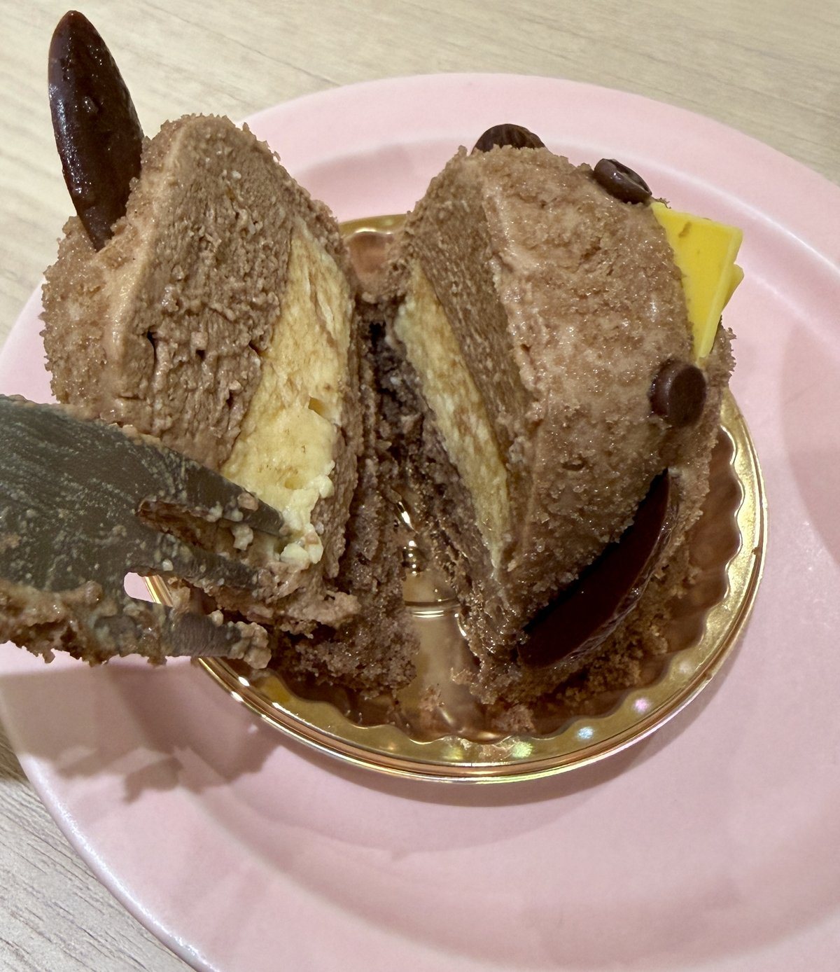 チョコぴよりんの断面。チョコババロアの中にプリンの層が見える