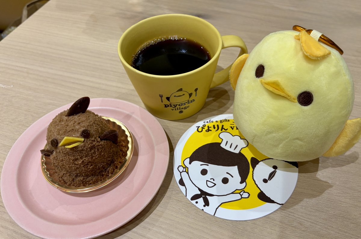 チョコぴよりんとvillageブレンドコーヒー。カラビナ付きぬいぐるみとオリジナルコースター