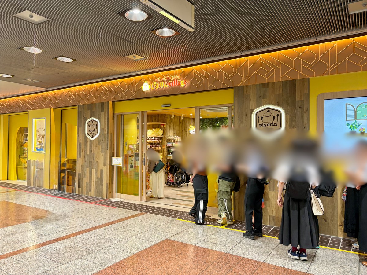 ぴよりんvillageの入口前に並ぶ人たち(JR名古屋駅中央コンコース)