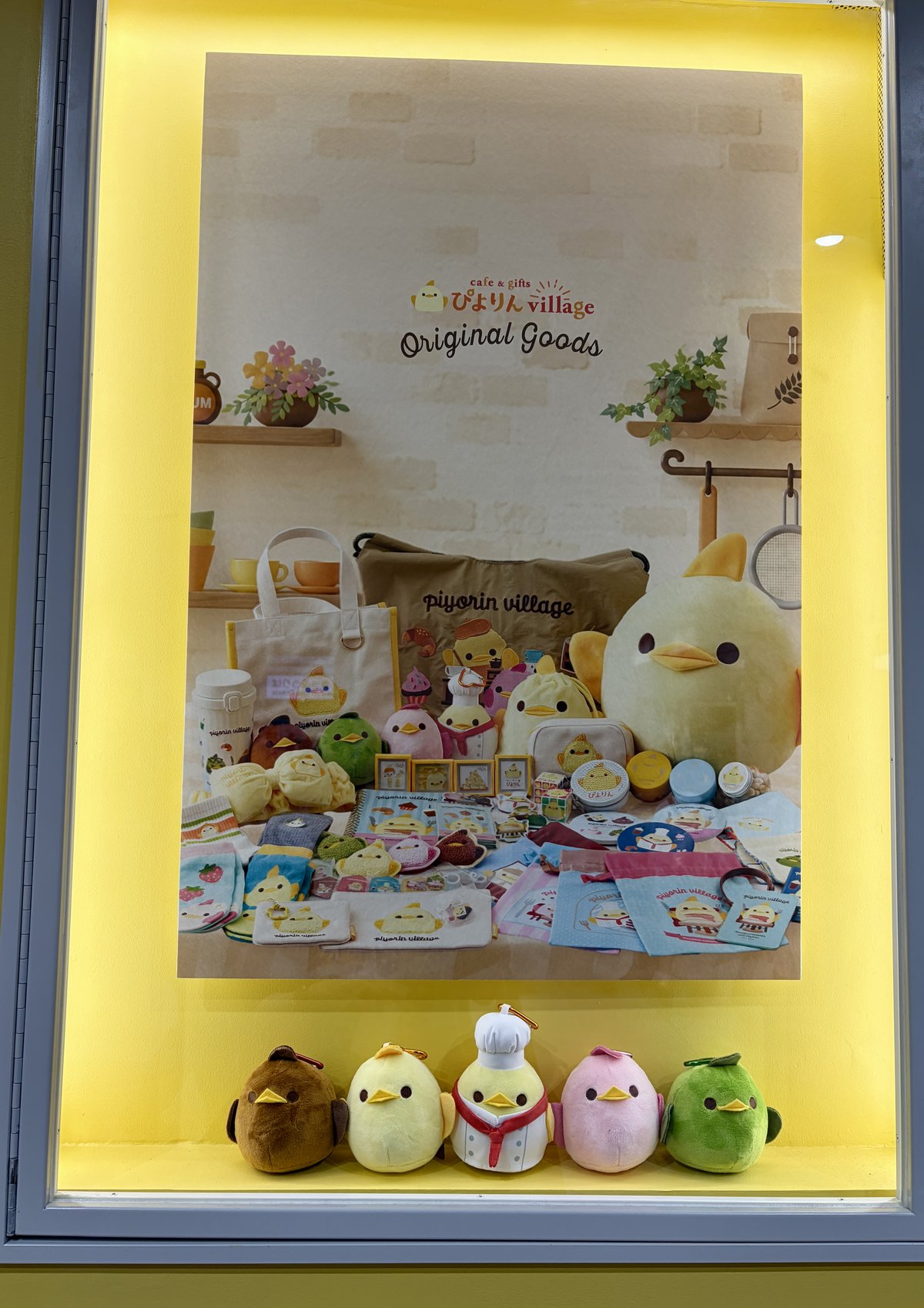 店頭ショーケースに並ぶカラビナ付きぬいぐるみ5色