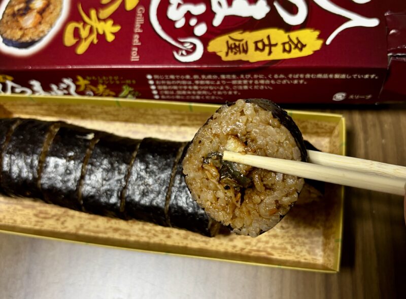ひつまぶし太巻の断面。うなぎとごはんが見える