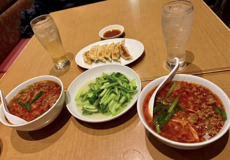 味仙の店内で食べた台湾ラーメンと青菜炒め、餃子