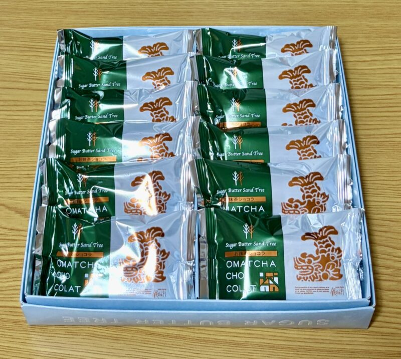 お抹茶ショコラの箱を開けたところ。緑の個包装が並んでいる