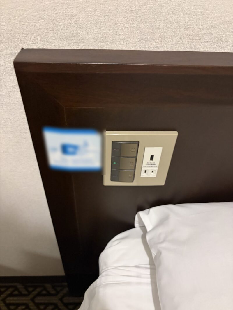 枕元のコンセントとスイッチ