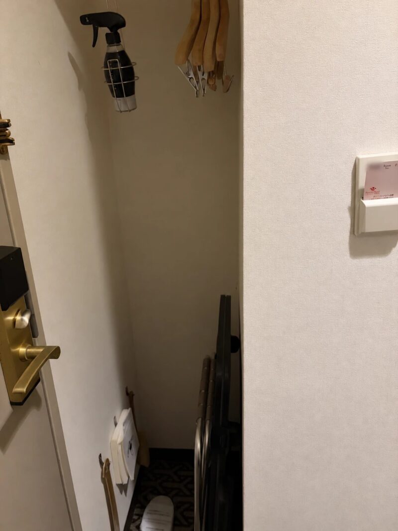 客室入口のクローゼットとハンガー、カードキーのホルダー