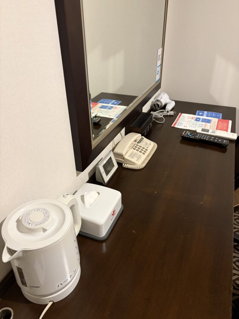 客室のデスクと電気ケトル