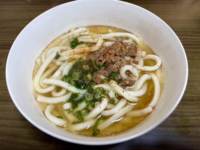 千とせの肉吸いにうどんを入れた肉うどんアレンジ。刻みネギと七味をのせている